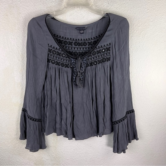 AMERICAN EAGLE OUTFITTERS Blue Cropped Smocked Embroidered top W/tie. Small - Picture 1 of 7